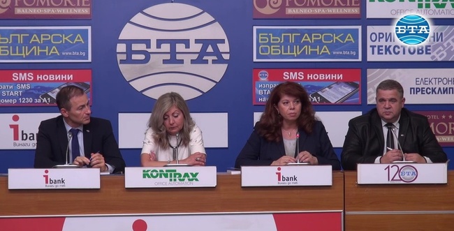 Вицепрезидентът Илияна Йотова бе гост на представянето на книга за българската общност в Албания