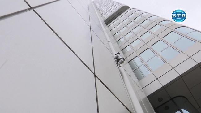 Френски "Спайдърмен" изкачи небостъргач във Франкфурт и бе санкциониран