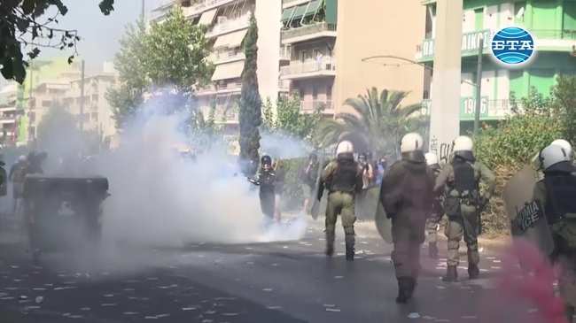 Сблъсъци в Атина след съдебно решение за "Златна зора"