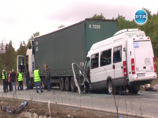 Тежка катастрофа между ТИР и микробус край Елхово