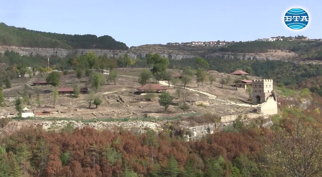 Представителен архитектурен комплекс от 13 век е разкрит при разкопки на крепостта "Трапезица"