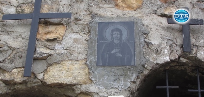 Скалният параклис "Св. Петка" в Трън привлича поклонници от цялата страна