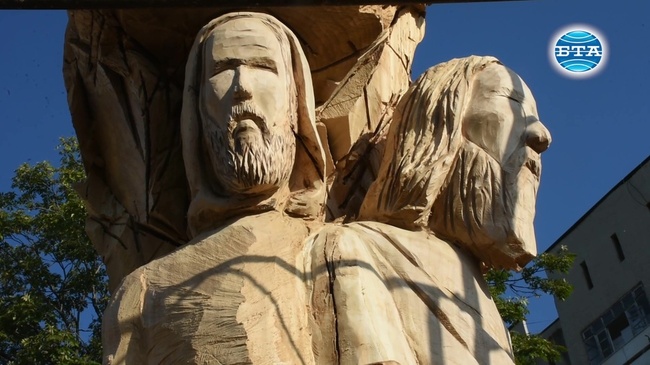 Художник извая образите на Кирил и Методий върху ствола на изсъхнала топола