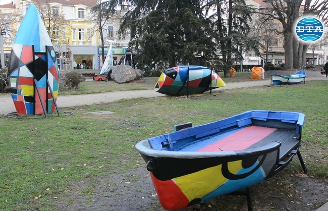 Старите лодки край Часовника в Бургас се превърнаха в произведения на изкуството за празника на града - Никулден