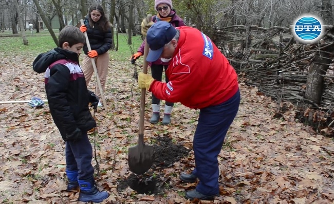Акция по залесяване на овощни дръвчета в зоопарка в Добрич