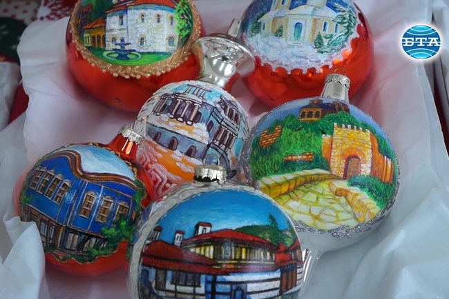 Стъклени коледни играчки изработва пловдивско социално предприятие в своето стъклодувно ателие