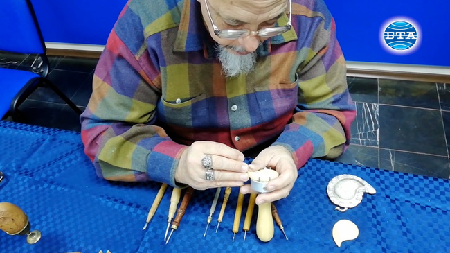 Вдъхновяващ сън и стремежът към богоугодност и красота насочват Станимир Манойлов към миниатюрната дърворезба