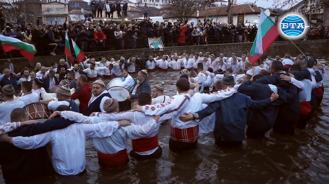 С мъжко хоро в Калофер извадиха от Тунджа богоявленския кръст