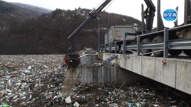 Започна разчистването на отпадъците в река Искър при стената на ВЕЦ "Своге"
