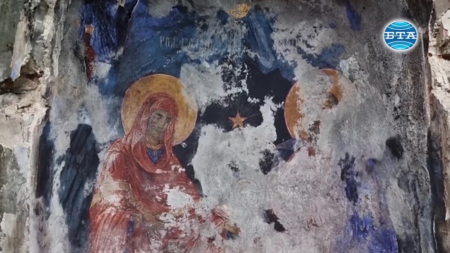 Пет неизвестни пласта стенописи са разкрити при ремонта на храм "Св. Успение Богородично" в Кюстендил
