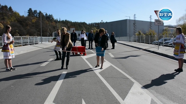 Министър Виолета Комитова откри новия мост над река Осъм в Троян