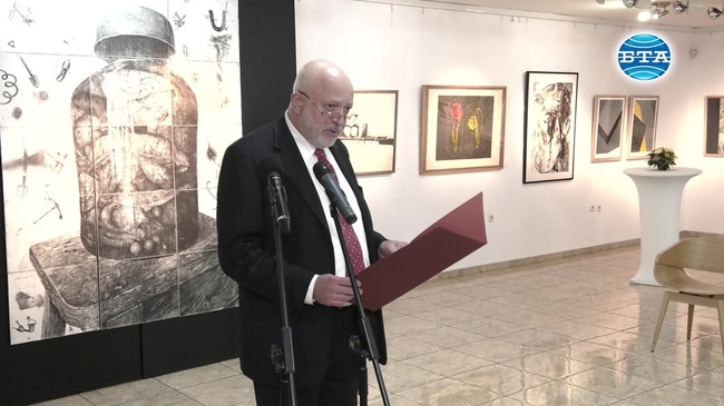 Проф. Велислав Минеков връчи грамоти на български творци 