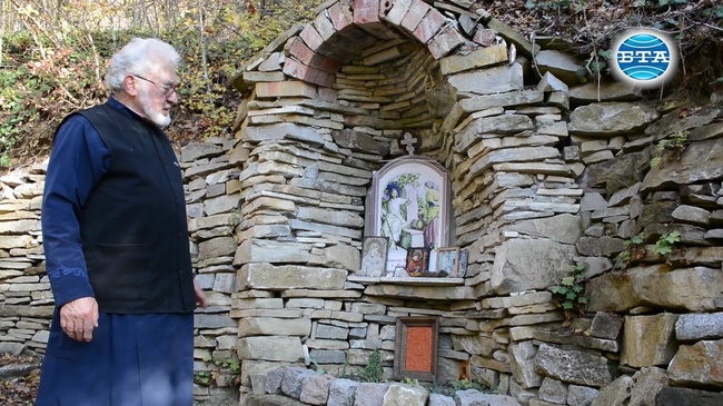 78-годишният отец Петър построи 40 параклиса в Свети Влас