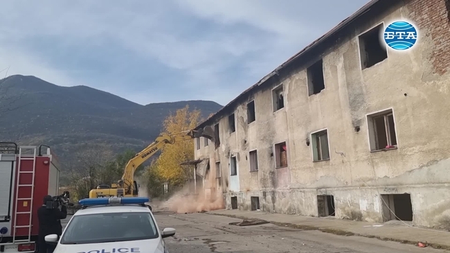Събарят опасна сграда във Враца, в която живеят 12 ромски семейства 