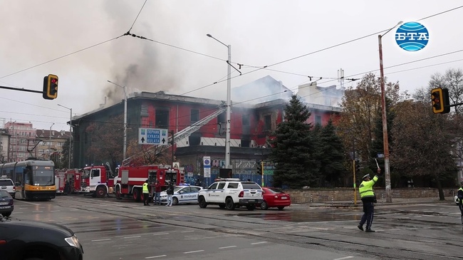 Пожар горя в сградата на бившето кино "Възраждане"