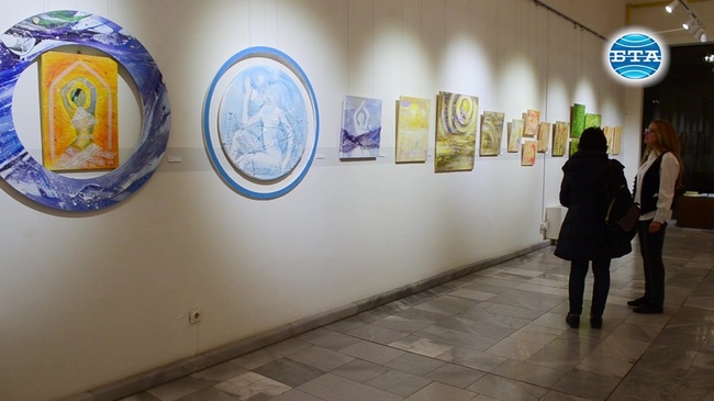 С "Бал на картините" художничка подкрепя деца таланти в Добрич