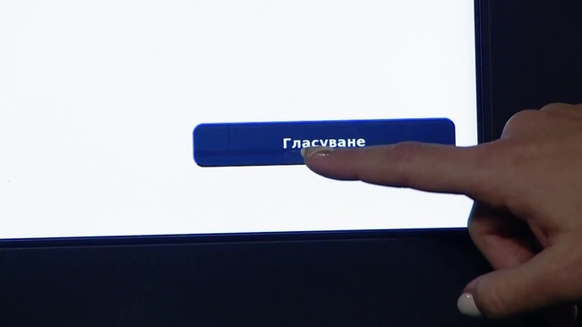 Видеоматериал как се гласува с машина