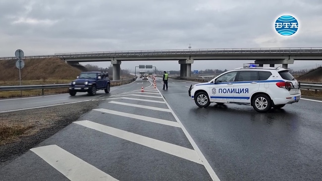 Продължава да е отцепен районът на тежката катастрофа на магистрала "Струма" 