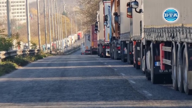 Около 10 км е опашката от камиони на ГККП "Дунав мост" при Русе; шофьори чакат повече от 12 часа