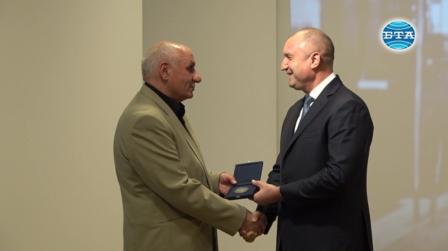 Президентът Румен Радев удостои журналиста Симеон Идакиев с Почетния знак на държавния глава