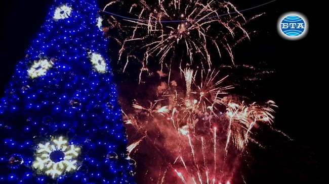 Нова коледна елха засия в Ловеч