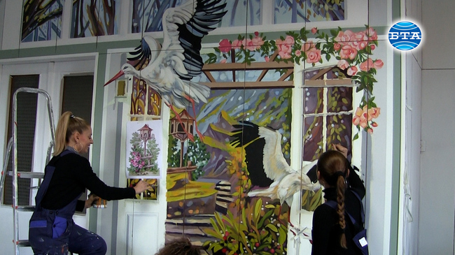 Радостта от раждането на новия живот рисуват благотворително три художнички в болницата в Горна Оряховица