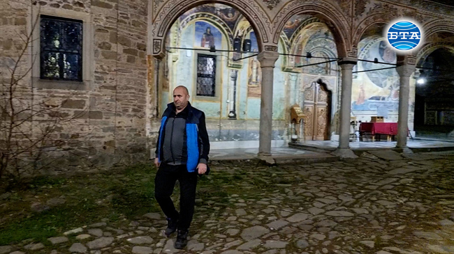 Двойник на Румен Радев охранява Троянския манастир