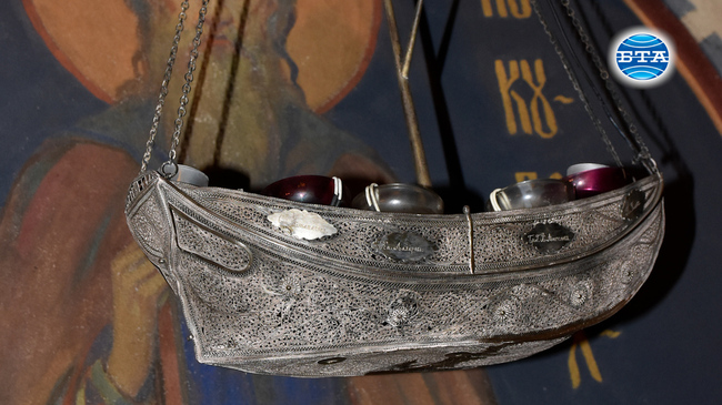 Уникално 150-годишно кандило във формата на кораб пали за Никулден Видинската Света митрополия