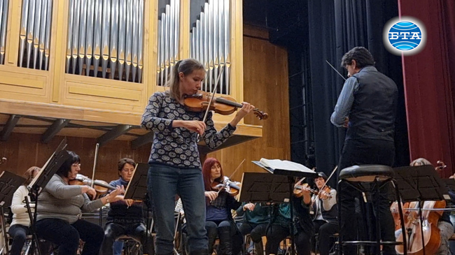 Виртуозната цигуларка Олга Артюгина пристигна в Сливен, за да участва в коледен концерт на Симфоничния оркестър