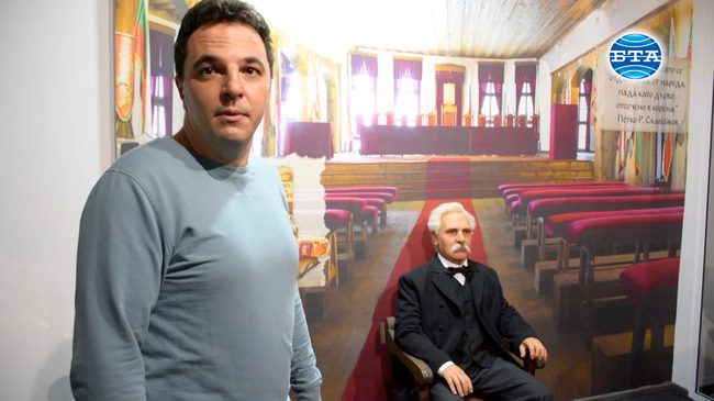 Восъчни фигури посрещат посетители в Арт центъра в Бяла, Русенско