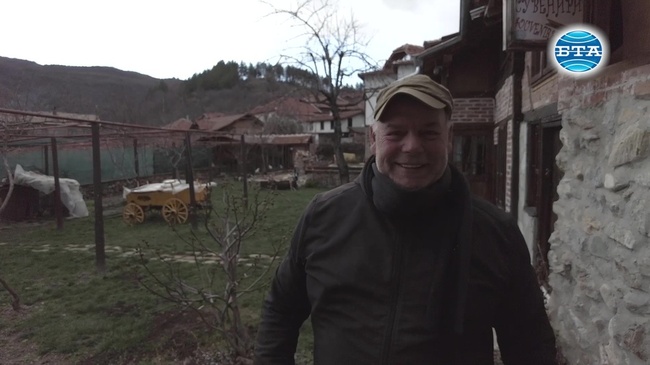 Гръцки журналист предава положителни новини по целия свят от радиото си в кюстендилското с. Раждавица