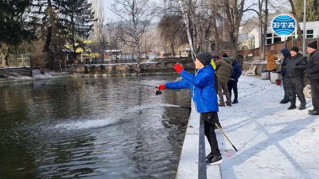 Риболов откъсва децата от мониторите в Перник