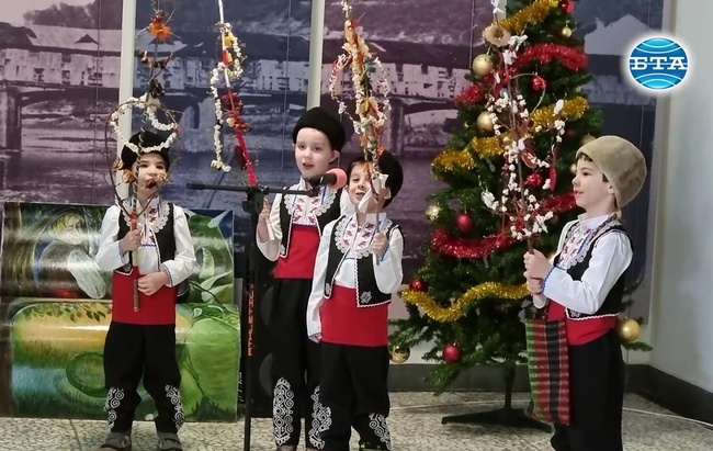 Малки сурвакари бяха първите гости в общинската администрация в Ловеч