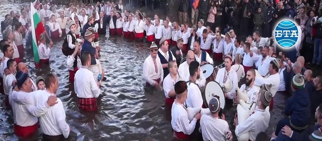 Близо 200 калоферци се хванаха на богоявленското мъжко хоро в Калофер