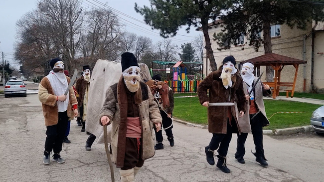 В плевенското село Ясен изгониха злото и лошия късмет с „Кьорава кобила“