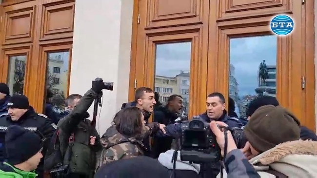 Граждани поискаха отмяна на зеления сертификат на протест пред сградата на парламента и се опитаха да влязат в нея