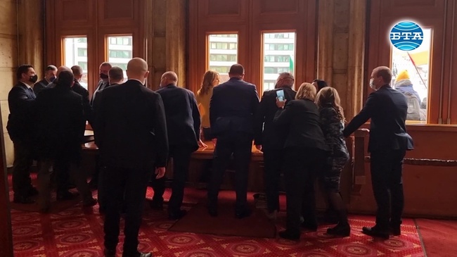 Централният вход на парламента е блокиран отвътре с маси, протестиращи се опитаха да влязат в сградата