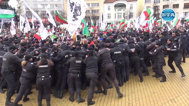 Протест на "Възраждане" пред Народното събрание срещу зеления сертификат