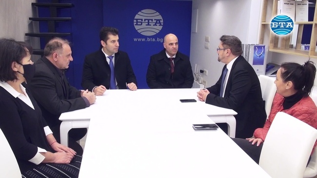 Премиерите Кирил Петков и Димитър Ковачевски бяха първите гости в пресклуба на БТА в Скопие