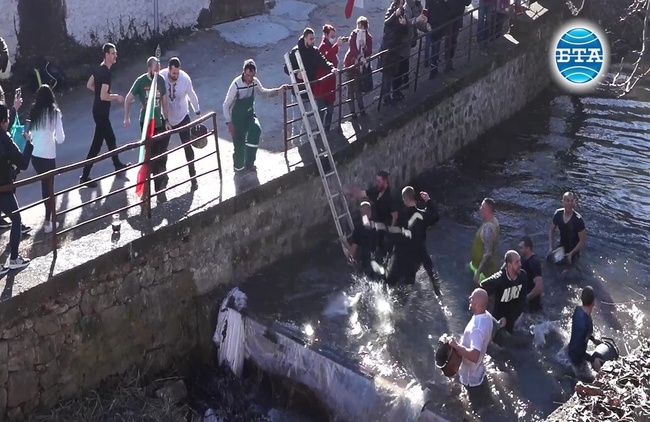 Младоженци от Перущица спазиха обичая "Къпанки"