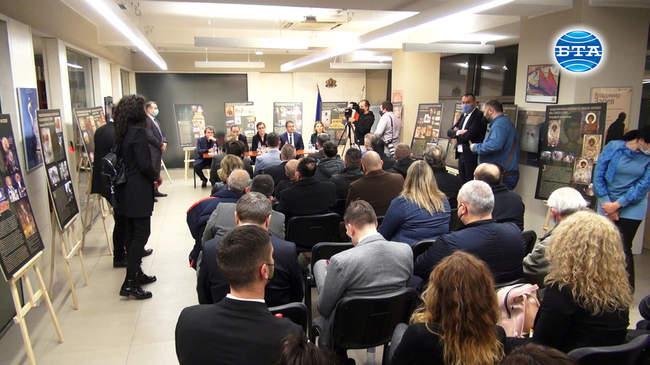 Министърът на външните работи Теодора Генчовска се срещна с представители на
българската общност в Скопие
