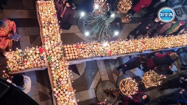 "Огнен кръст" от буркани с мед в храм "Въведение Богородично" в Благоевград