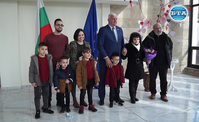 Кметът на Пловдив поздрави три пловдивски двойки по повод Седмицата на брака и Деня на влюбените