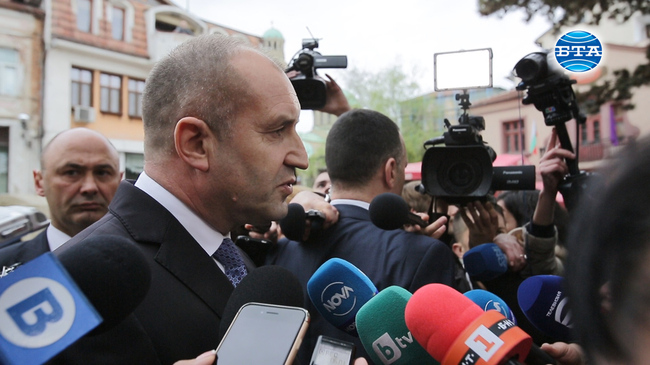 Президентът Румен Радев: Не съм снемал 
доверието си от Иво Христов 