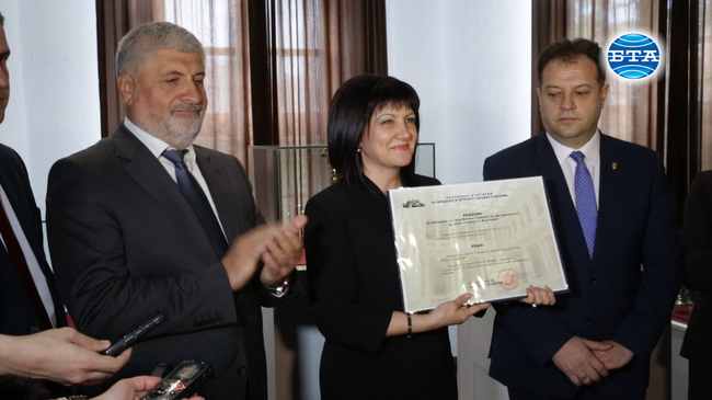 Председателят на парламента Цвета Караянчева връчи на кмета Даниел Панов статута, с който Велико Търново е признат за историческа и духовна столица на България 