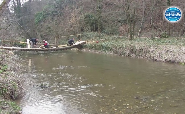 Трънски туристи правят мост над Ябланишка река