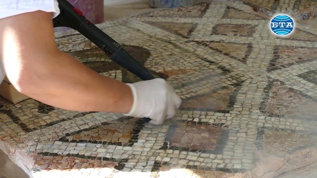 Продължава работата по реставрацията и консервацията на античните мозайки от Епископската базилика в Пловдив