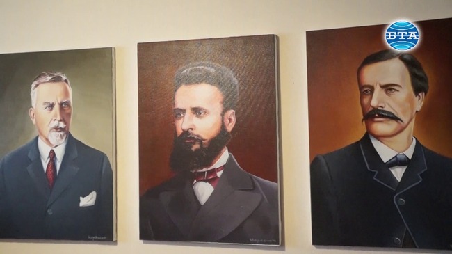 Самоук художник от Сопот рисува портрети на видни исторически личности, сред които Левски, Ботев и Вазов