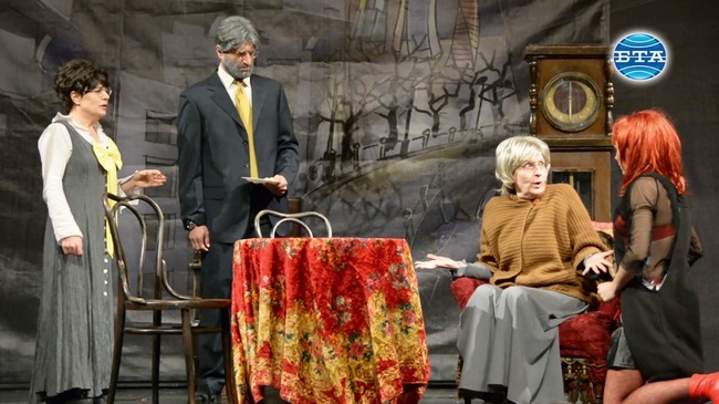 Русенският театър представи за първи път у нас комедията "Докато тя умираше..."
