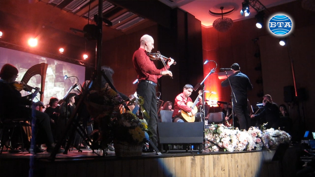 За Осми март цигуларят Чавдар Вълков и Плевенската филхармония подариха концерт, посветен на жената и любовта